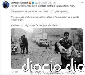 Abascal usa una foto del atentado de ETA contra el cuartel de Vic para decir que Iglesias es "un peligro para España"