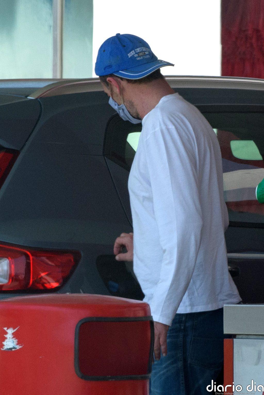 Alessandro Lequio se refugia en la gorra de su hijo Álex, su talismán