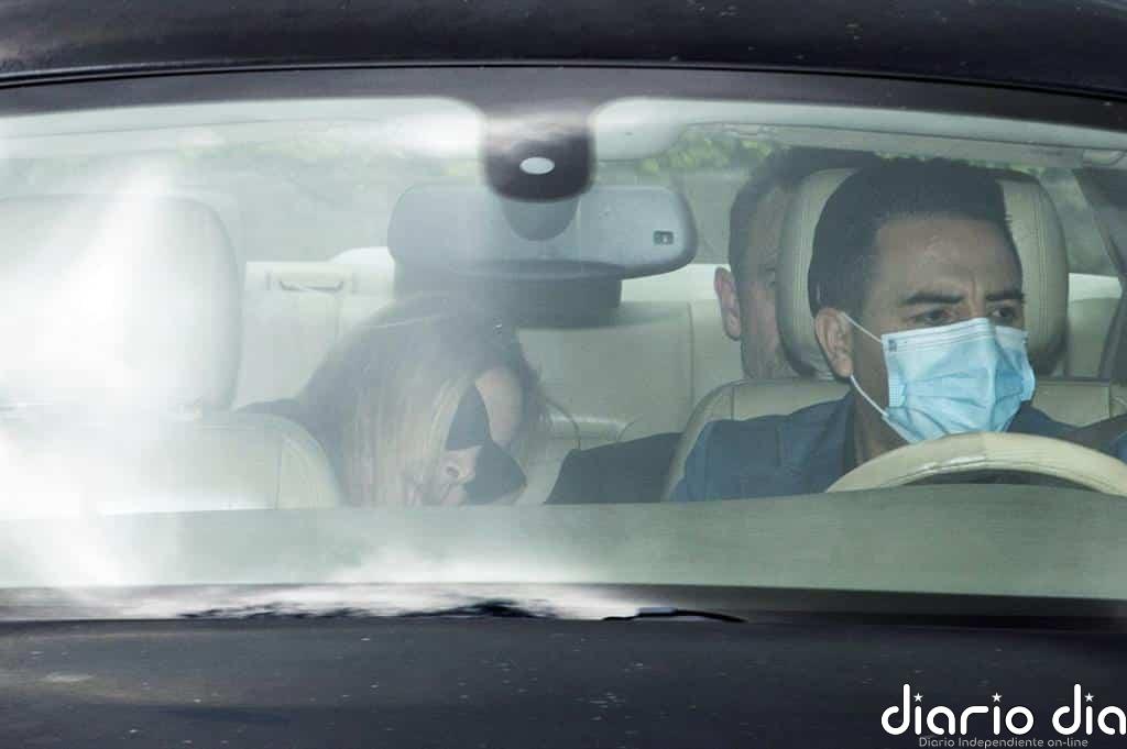 Ana Obregón y Alessandro Lequio regresan a casa, arropados por los suyos, tras el último adiós a Álex Lequio