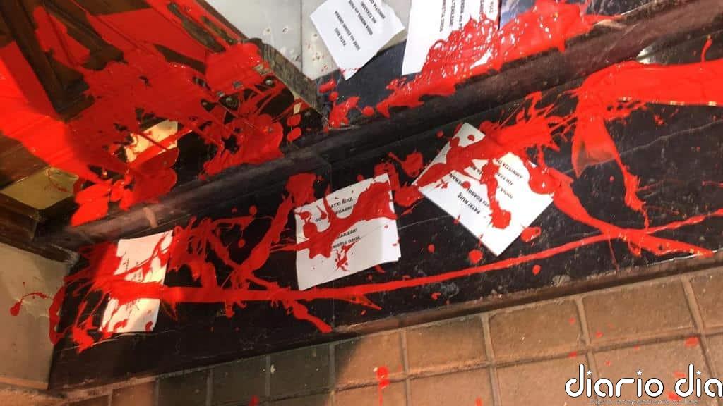 Arrojan pintura roja y pasquines con la palabra "asesinos" en la vivienda de Idoia Mendia (PSE-EE)