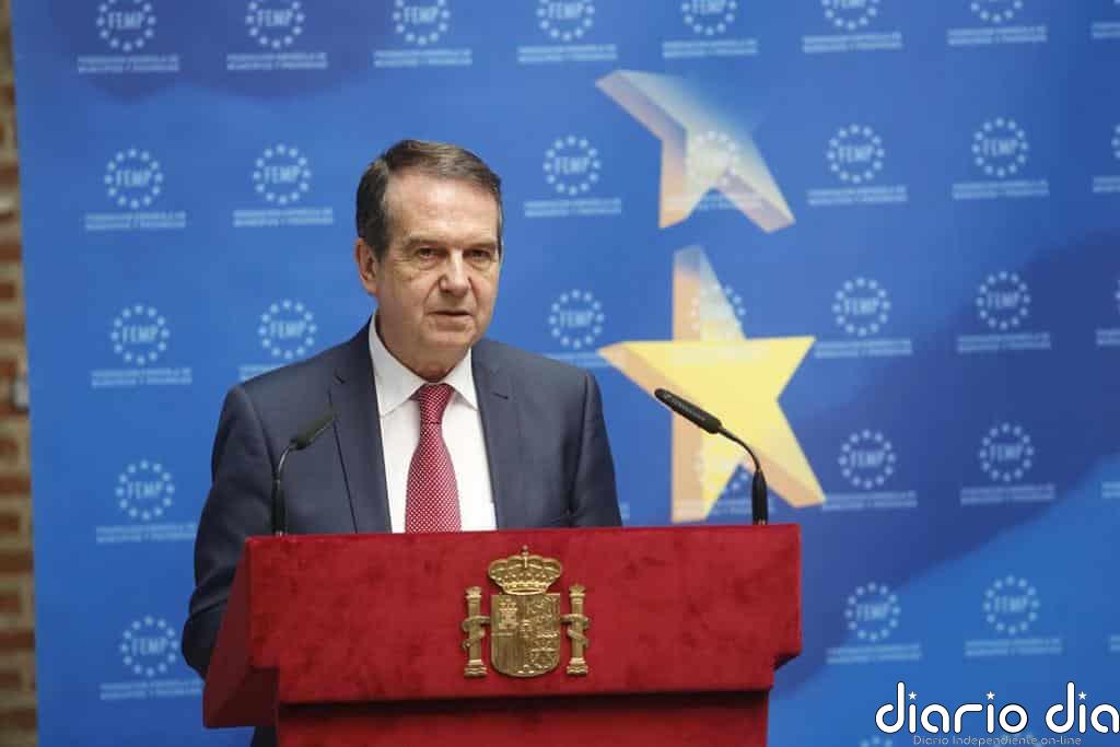 Caballero (FEMP) exige "no segregar" a catalanes o madrileños y que sean bienvenidos en las playas