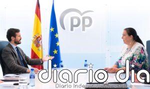 Casado comparte con la AVT su rechazo al acercamiento de presos de ETA y a los pactos de Sánchez con Bildu