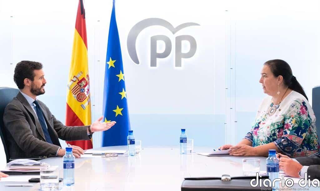 Casado comparte con la AVT su rechazo al acercamiento de presos de ETA y a los pactos de Sánchez con Bildu