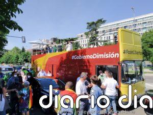 Centenares de manifestantes se agolpan en el Paseo de los Recoletos a la espera de que empiece la manifestación de Vox