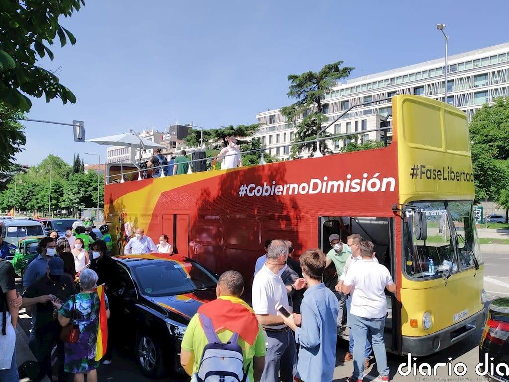 Centenares de manifestantes se agolpan en el Paseo de los Recoletos a la espera de que empiece la manifestación de Vox