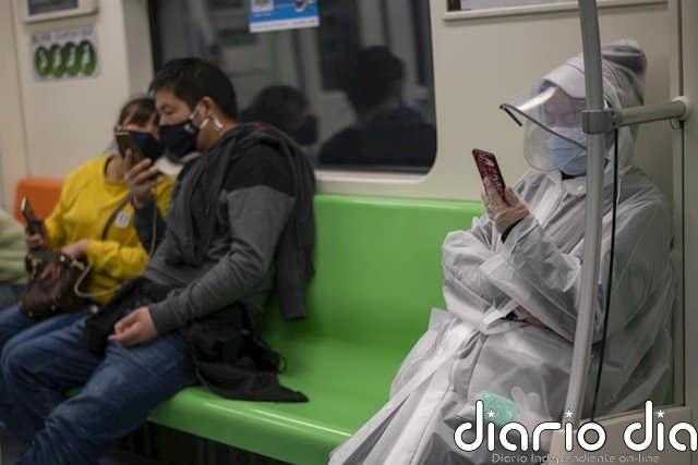 China cierra las últimas 24 horas sin casos ni muertes registrados por el nuevo coronavirus Pasajeros del metro de Shanghái.