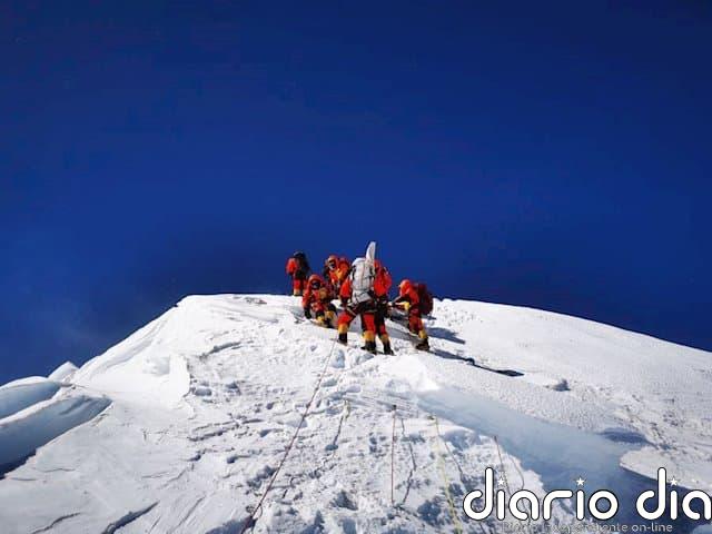 China instala una antena en el Everest para medir su altitud exacta