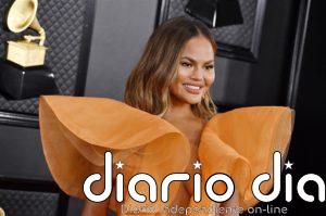 Chrissy Teigen se someterá a una intervención para recuperar su pecho natural