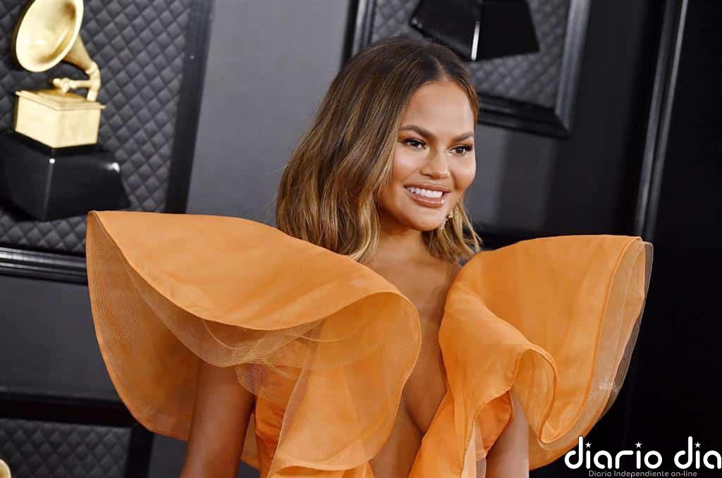 Chrissy Teigen se someterá a una intervención para recuperar su pecho natural