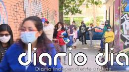 Cientos de personas vuelven a hacer cola en Aluche en busca de una bolsa de comida por quinta semana consecutiva