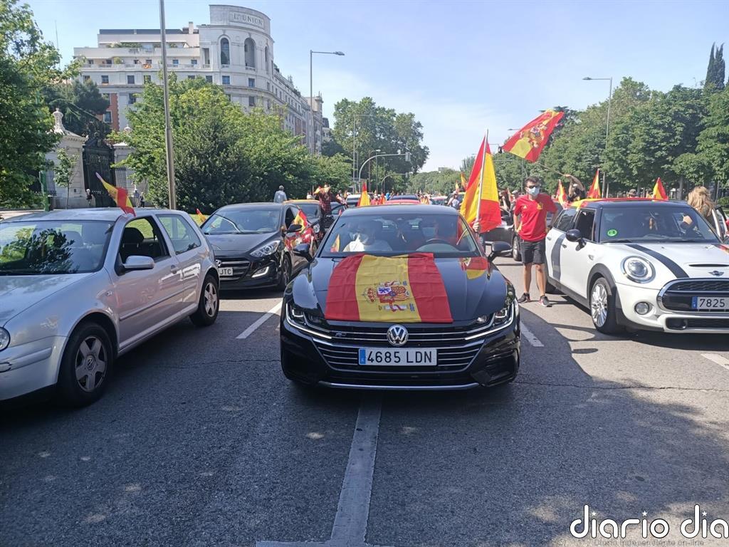 Comienza la manifestación de Vox en Madrid con centenares de manitestantes en sus vehículos pidiendo "libertad"