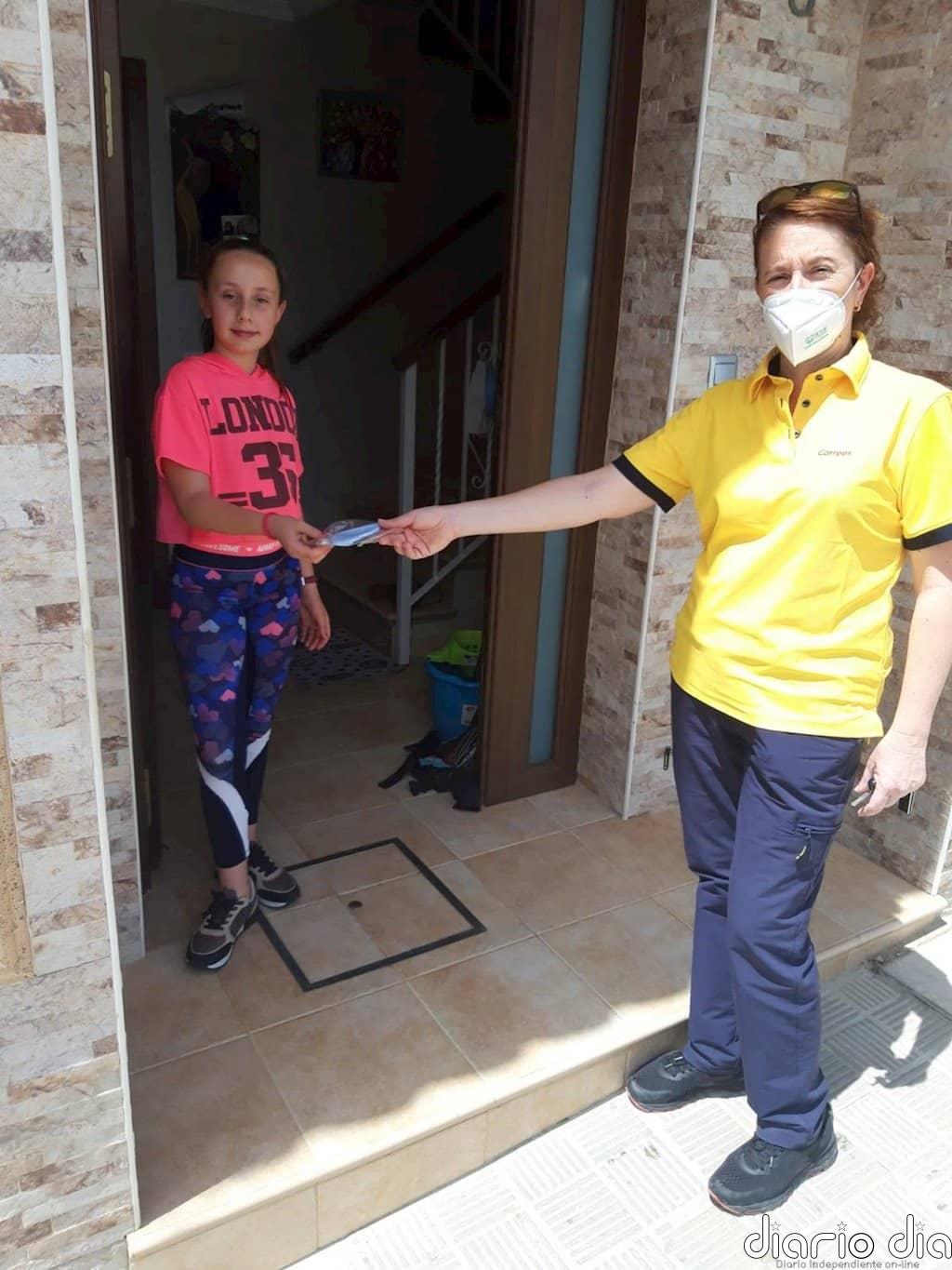 Correos reparte 2.000 mascarillas a niños en Las Cabezas de San Juan (Sevilla) y clasifica 16