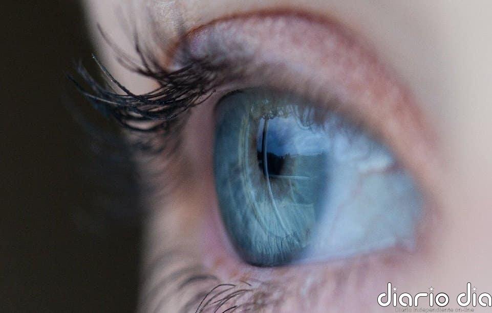 Crean un ojo robótico que funciona con energía solar y replica la retina humana