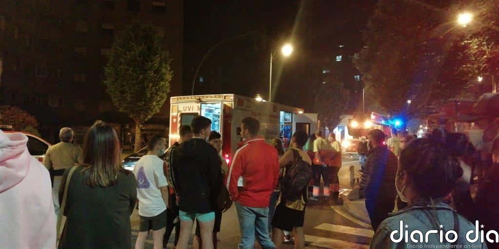Decenas de vecinos desalojados por el incendio de un piso en Gijón