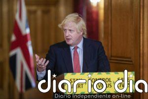 Dimite un miembro del Gobierno británico por la respuesta ante el caso del asesor de Johnson