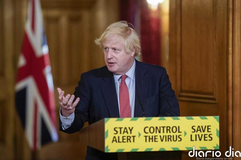Dimite un miembro del Gobierno británico por la respuesta ante el caso del asesor de Johnson