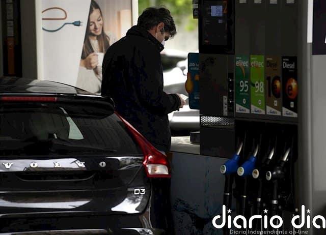 El consumo de combustibles de automoción se derrumba un 59% en abril y cae a mínimos históricos por Covid-19 Un hombre echa gasolina a su coche en una gasolinera