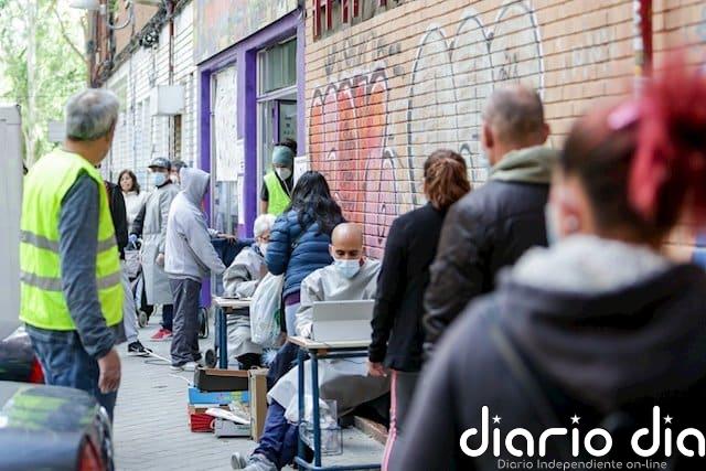 El Gobierno aprobará en el último Consejo de Ministros de mayo la renta mínima que empezarán a cobrar 100.000 hogares Cientos de personas sin recursos hacen cola en Aluche en busca de "una bolsa de comida".
