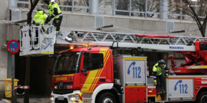 12 personas intoxicadas en un incendio en una vivienda de planta baja en San Blas (Madrid)