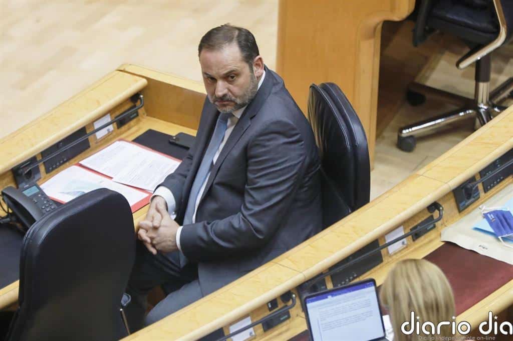 Ábalos dice que Renfe irá aumentando sus trenes en función de la demanda
