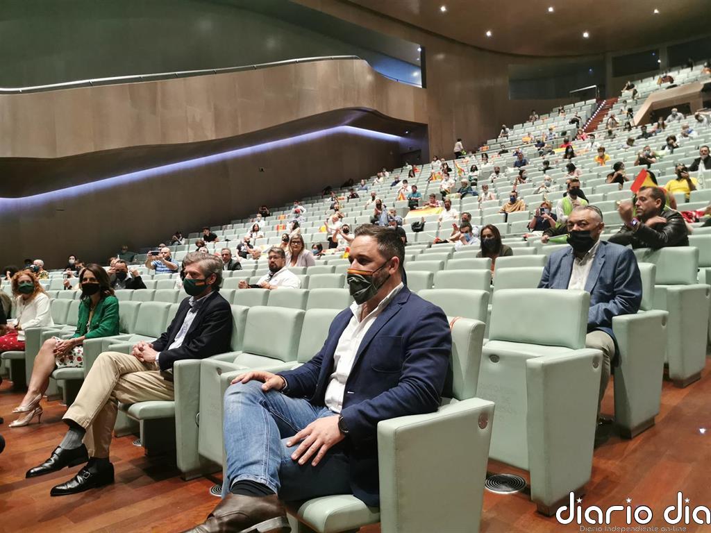 Abascal augura que Vox entrará en el Parlamento como "un ancla" ante "la deriva 'progre' y nacionalista de Feijóo"