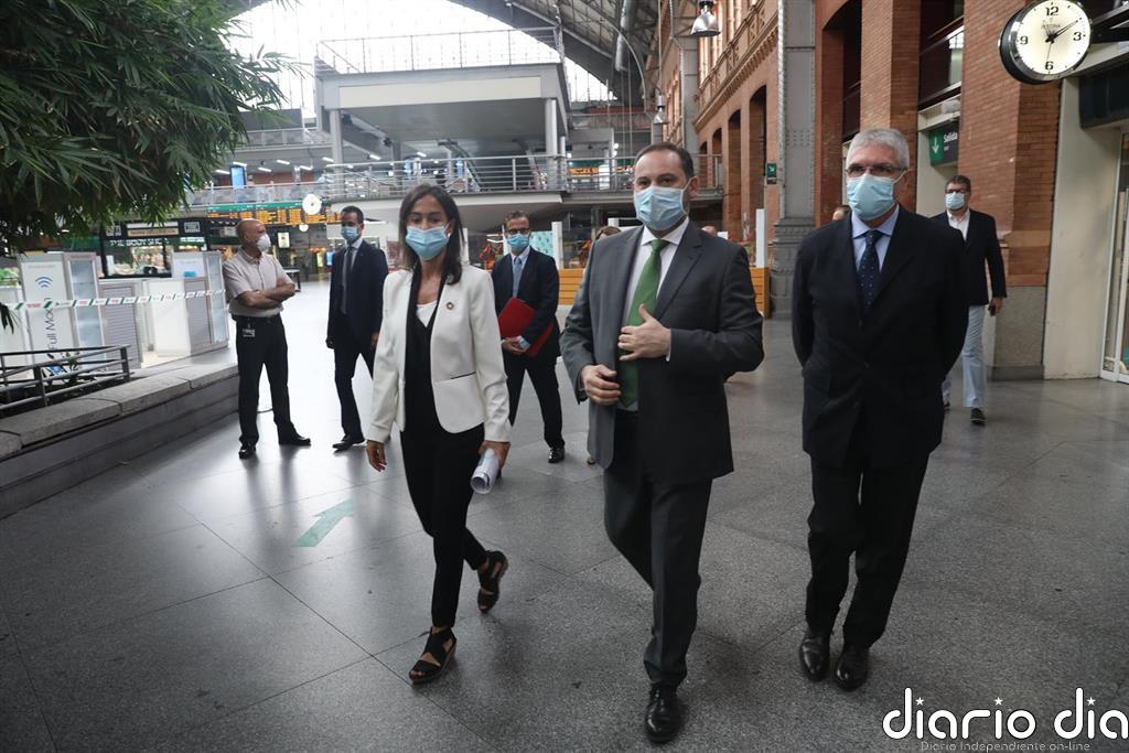 Adif dice que no exige el pago de alquiler a las tiendas de las estaciones pese a emitir facturas