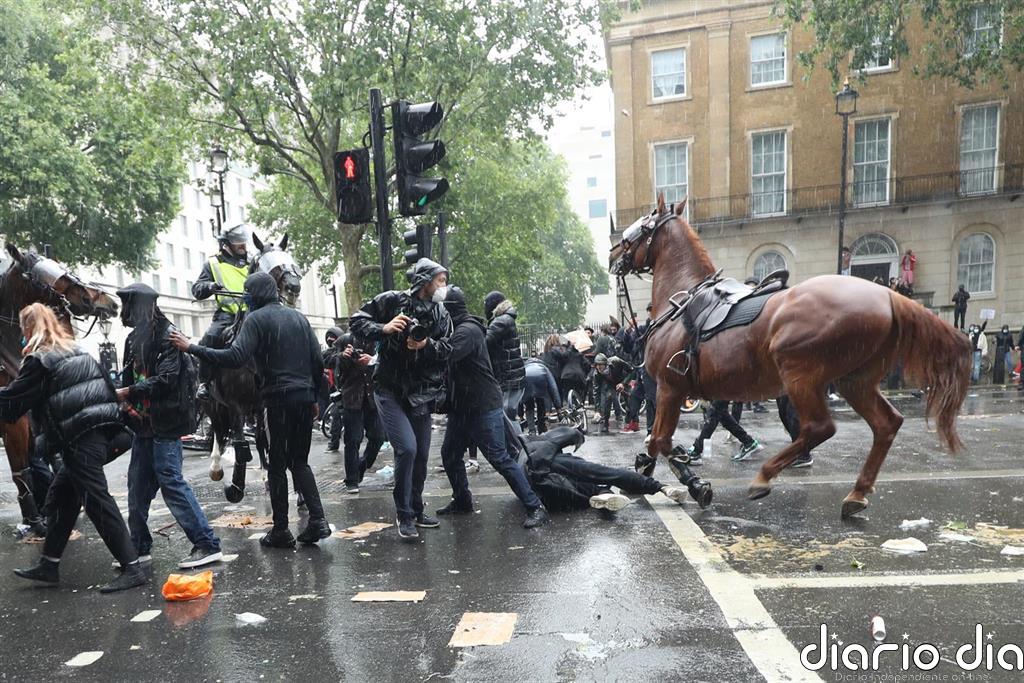 Al menos 14 policías heridos durante las protestas contra el racismo en Londres