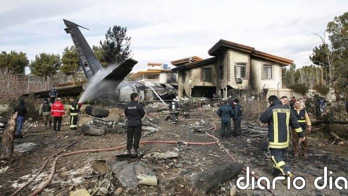 Al menos 15 personas fallecidas al estrellarse un avión al oeste de Teherán