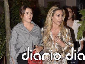 Alba Díaz, noche de amigos junto a su tía Rocío Martín Berrocal