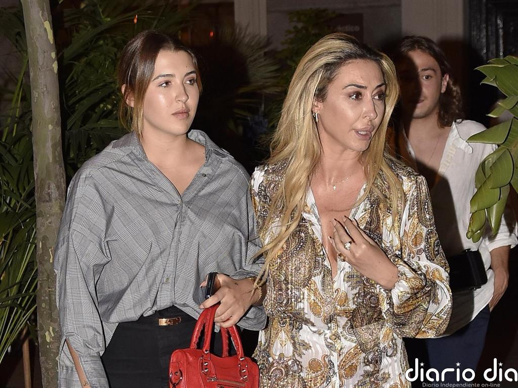 Alba Díaz, noche de amigos junto a su tía Rocío Martín Berrocal