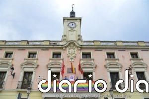 Alcalá reitera su "compromiso y defensa" de la pluralidad ante la querella por colgar la bandera arcoíris