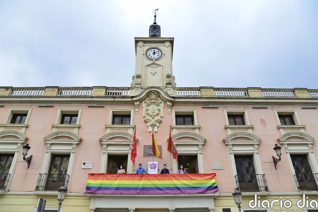 Alcalá reitera su "compromiso y defensa" de la pluralidad ante la querella por colgar la bandera arcoíris