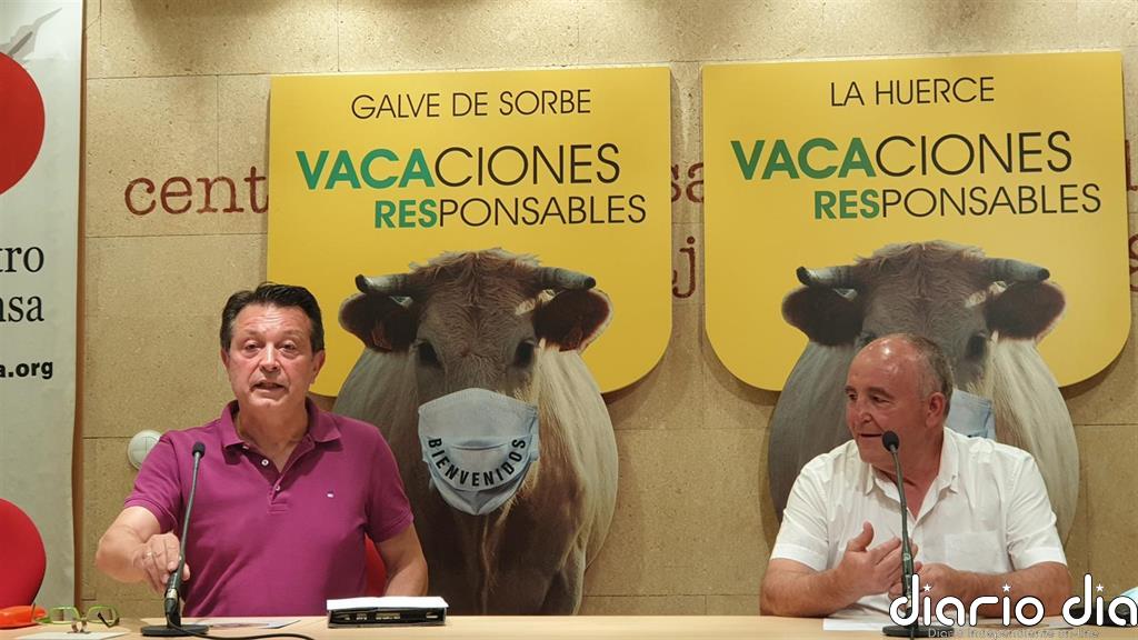 Alcaldes de Sierra Norte de Guadalajara lanzan una campaña con la vaca 'Bienvenida' para pedir vacaciones responsables