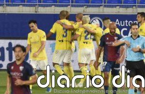 Álex Fernández mantiene al Cádiz en el liderato con un penalti en el 97'