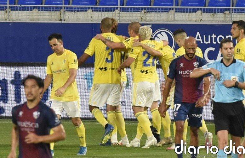 Álex Fernández mantiene al Cádiz en el liderato con un penalti en el 97'