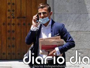 Alfonso Merlos reaparece serio y guardando silencio tras el robo sufrido en su domicilio