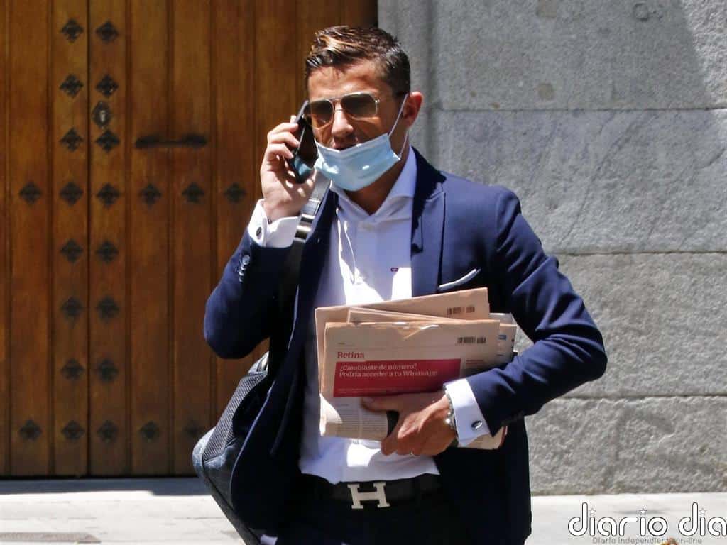 Alfonso Merlos reaparece serio y guardando silencio tras el robo sufrido en su domicilio