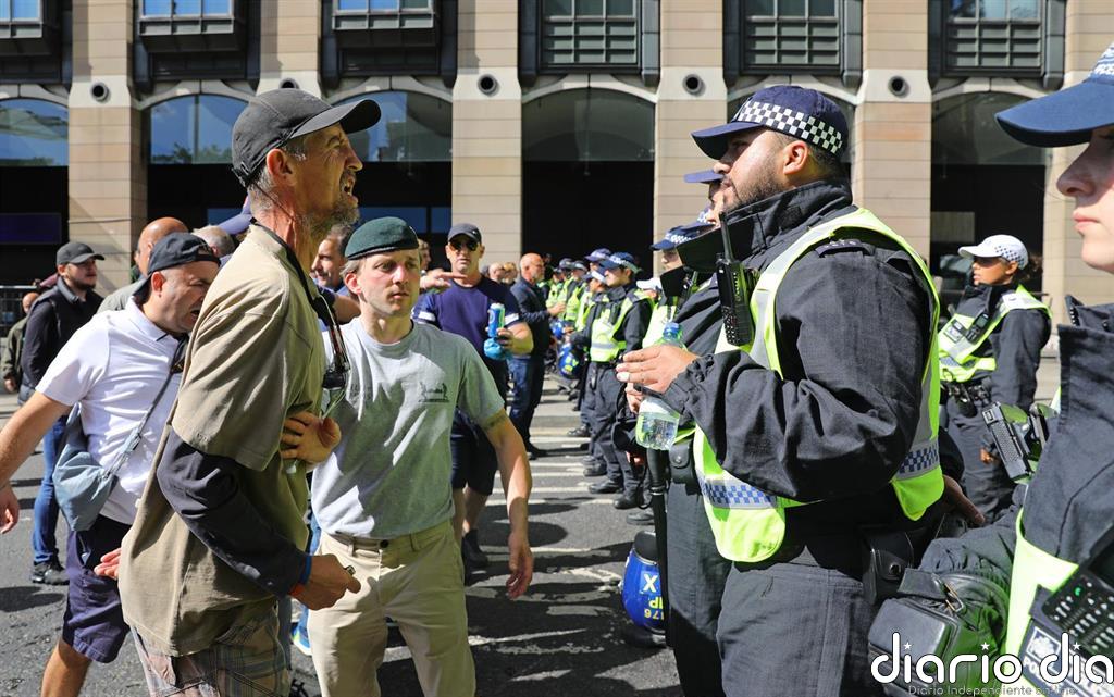 Arrestado un manifestante por orinar al lado del memorial del agente fallecido en el ataque de Westminster