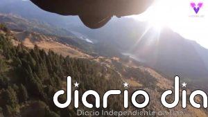 Así atravesó un agujero de 3 metros en la roca de una montaña un piloto con traje de alas