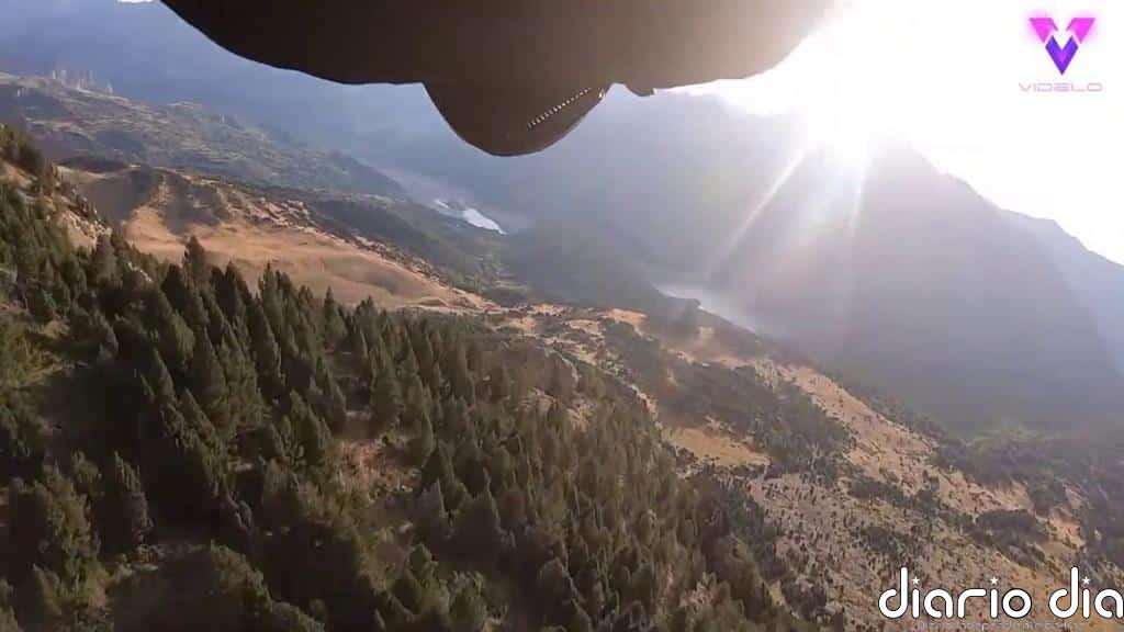 Así atravesó un agujero de 3 metros en la roca de una montaña un piloto con traje de alas