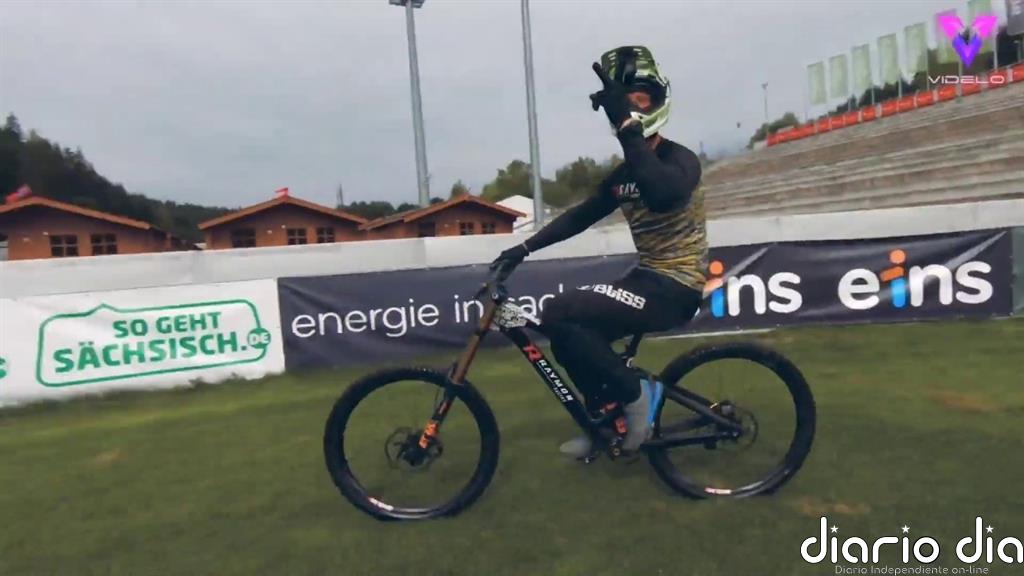 Así fue el intento de récord Guinness de salto de longitud en mountain bike de Johannes Fischbach