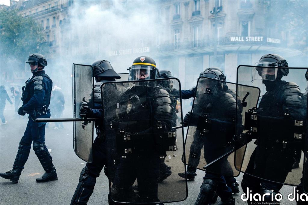 Autorizan a la Policía francesa a utilizar estrangulamientos hasta que se encuentre un método alternativo
