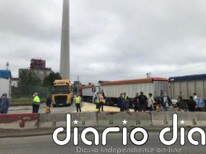 Bloquean el acceso a la central de Endesa en As Pontes (A Coruña) para impedir la salida de algunas piezas