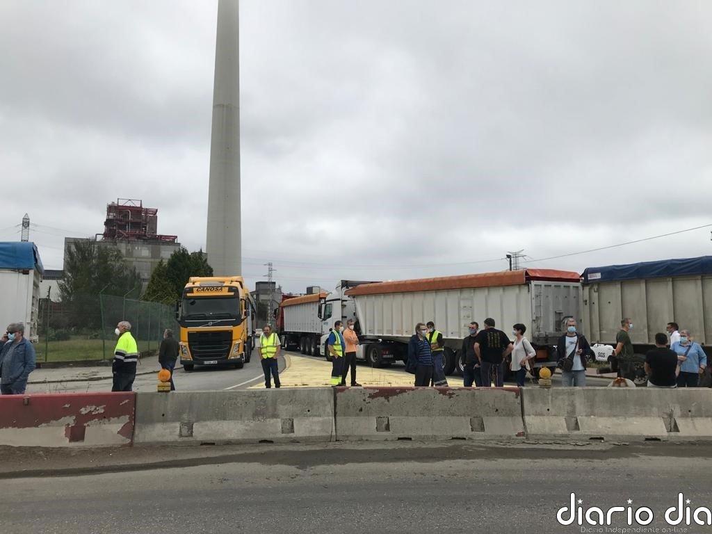 Bloquean el acceso a la central de Endesa en As Pontes (A Coruña) para impedir la salida de algunas piezas