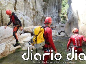 Bomberos del CPB de Málaga acondicionan el Cañón de las Buitreras, abierto desde este lunes para hacer barranquismo