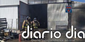 Bomberos extinguen un incendio declarado en un almacén de vehículos cerca de la ITV de Mazarrón