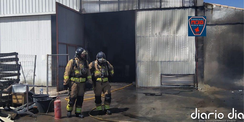 Bomberos extinguen un incendio declarado en un almacén de vehículos cerca de la ITV de Mazarrón