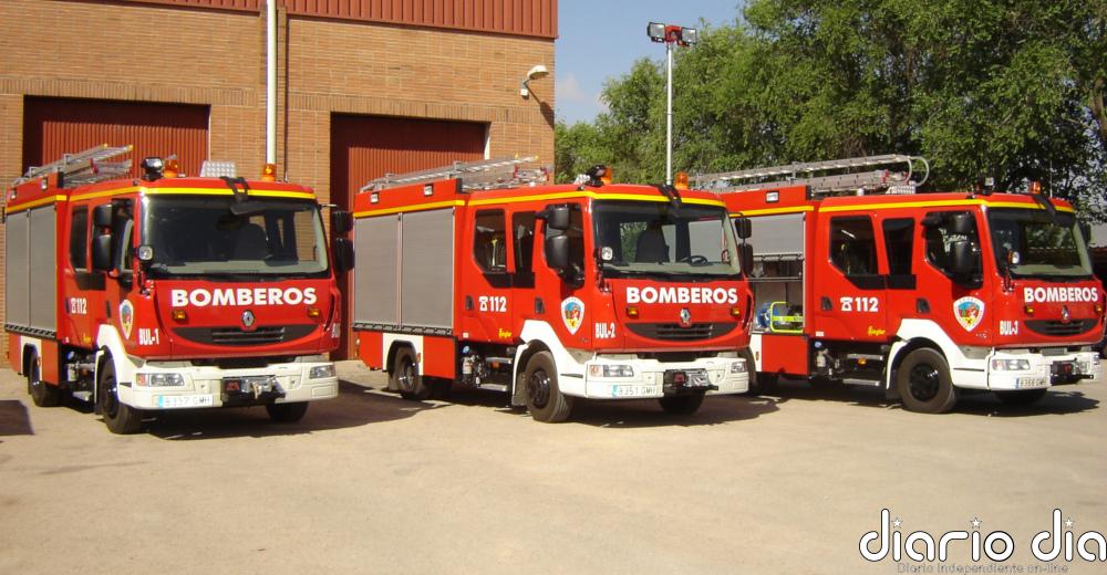 Bomberos trabajan en el rescate de un hombre de 33 años que se ha despeñado en un barranco en Letur