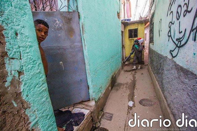 Brasil confirma más de 30.000 nuevos casos de coronavirus y supera los 645.000 positivos Imagen de un trabajador desinfectando por el coronavirus en Río de Janeiro.