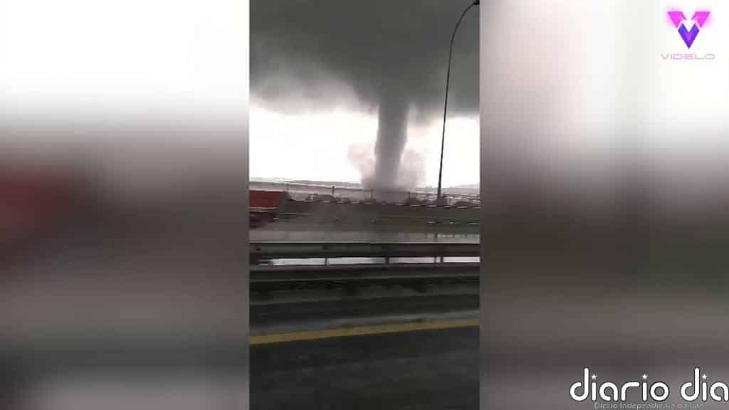 Capturan en vídeo una manga de agua cercana a una carretera en Estambul durante unas lluvias torrenciales